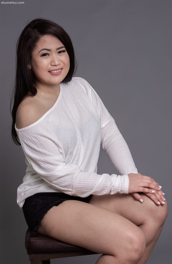 气质肥熟在摄影棚展露丰满大腿[第2张/共6张]