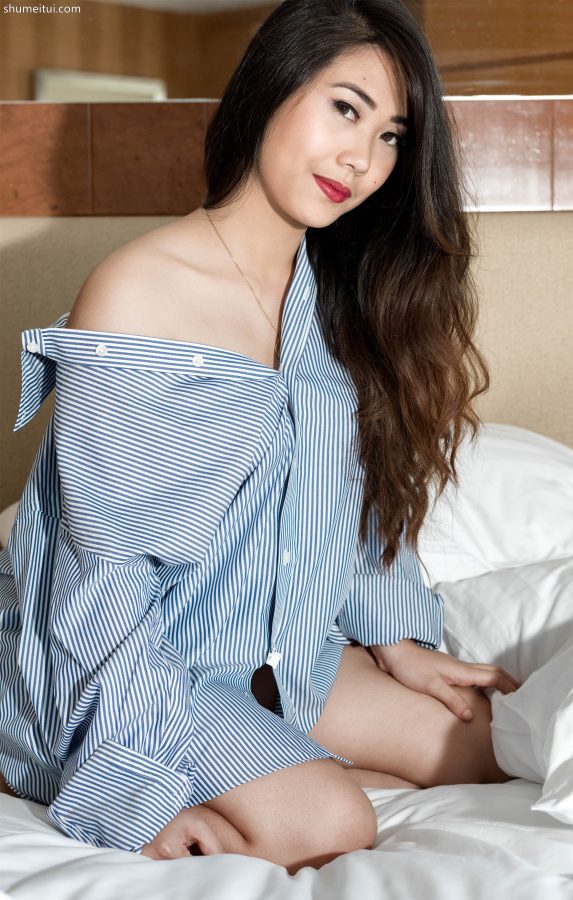 成熟大姐穿只衬衫在床上秀光滑腿[第3张/共6张]