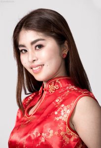 性格开放的大姐穿热裤穿旗袍秀好身材