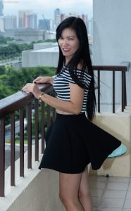 成熟长发大姐趴在床上秀足底