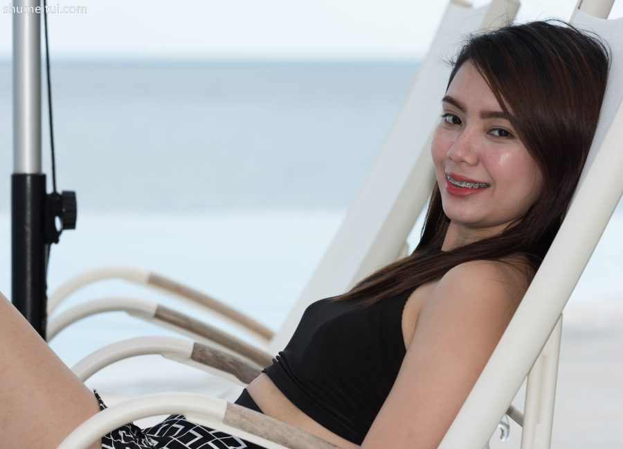 半熟长发女性泳装秀大腿[第3张/共6张]