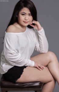 气质肥熟在摄影棚展露丰满大腿