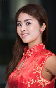 性格开放的大姐穿热裤穿旗袍秀好身材