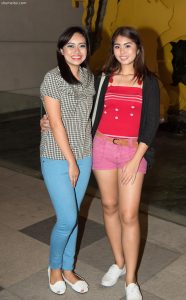 性格开放的大姐穿热裤穿旗袍秀好身材