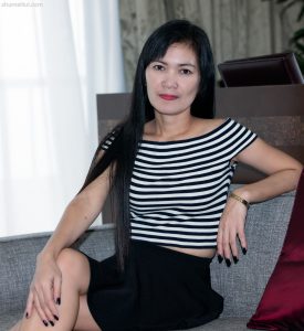 成熟长发大姐趴在床上秀足底