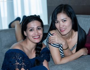 成熟长发大姐趴在床上秀足底