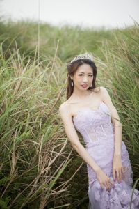 美腿新娘子紫色婚纱照