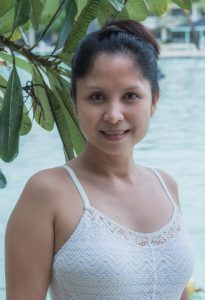 成熟阿姨穿白色连体泳衣大秀风韵身材