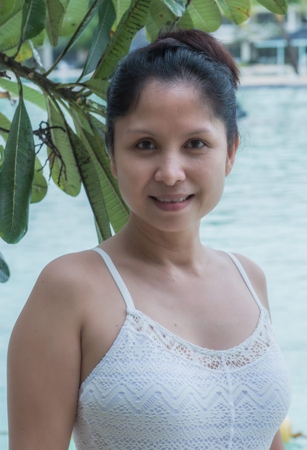 成熟阿姨穿白色连体泳衣大秀风韵身材[第2张/共4张]