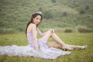 美腿新娘子紫色婚纱照