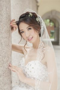 美腿新娘子紫色婚纱照