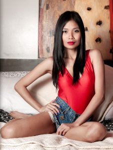 高挑纤瘦的大姐穿牛仔热裤红高跟秀美腿