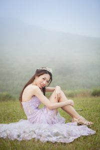 美腿新娘子紫色婚纱照