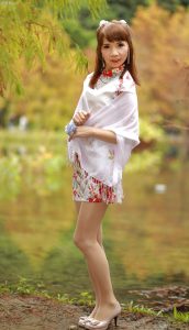 身材纤瘦的浓妆大姐穿超短旗袍秀肉丝袜腿