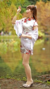 身材纤瘦的浓妆大姐穿超短旗袍秀肉丝袜腿