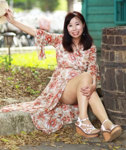 穿肉色袜的两姐妹一起出门拍照