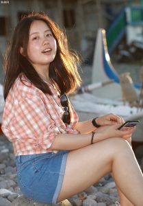 小姐姐真实生活照，穿牛仔热裤秀白腿，脱上衣秀出类似bra