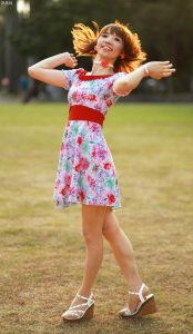 穿肉色袜的两姐妹一起出门拍照