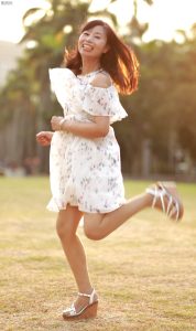 穿肉色袜的两姐妹一起出门拍照