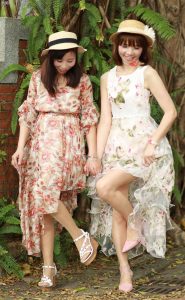 穿肉色袜的两姐妹一起出门拍照