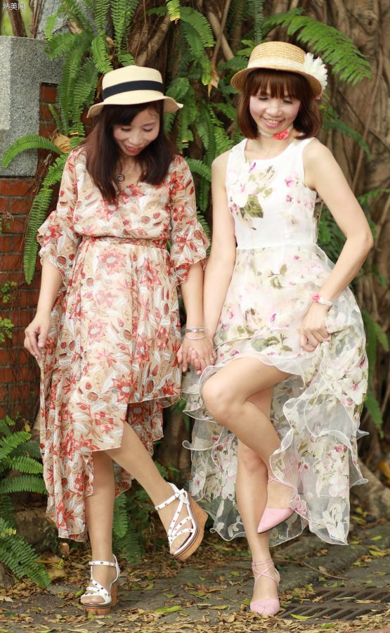 穿肉色袜的两姐妹一起出门拍照[第2张/共98张]