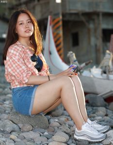 小姐姐真实生活照，穿牛仔热裤秀白腿，脱上衣秀出类似bra