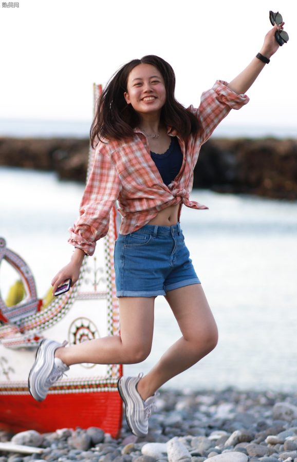 小姐姐真实生活照，穿牛仔热裤秀白腿，脱上衣秀出类似bra[第26张/共26张]