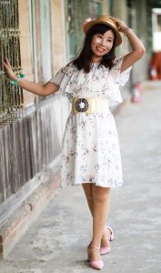 穿肉色袜的两姐妹一起出门拍照