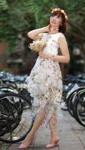 穿肉色袜的两姐妹一起出门拍照