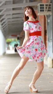 穿肉色袜的两姐妹一起出门拍照