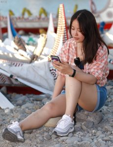 小姐姐真实生活照，穿牛仔热裤秀白腿，脱上衣秀出类似bra