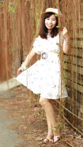 穿肉色袜的两姐妹一起出门拍照