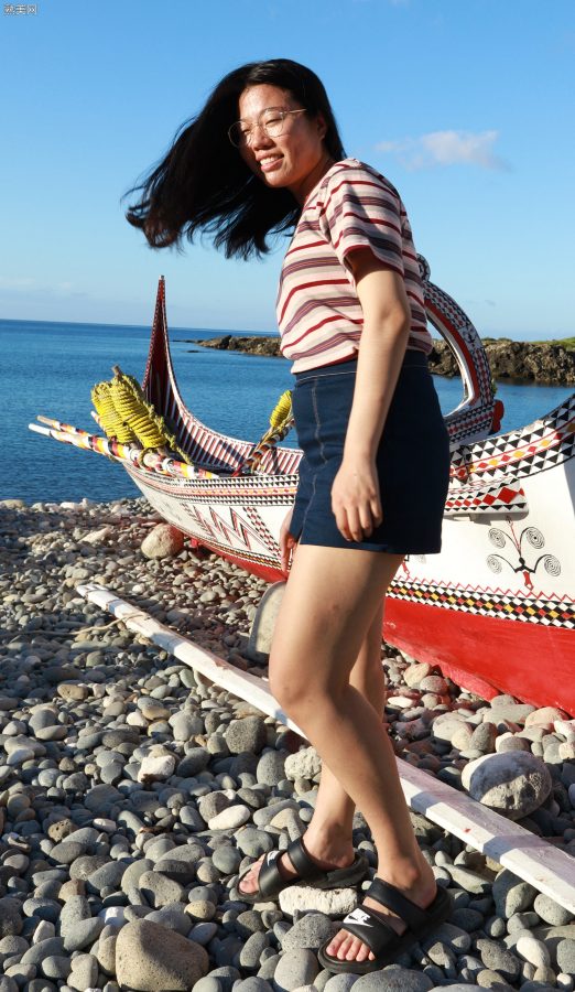 小姐姐真实生活照，穿牛仔热裤秀白腿，脱上衣秀出类似bra[第2张/共26张]