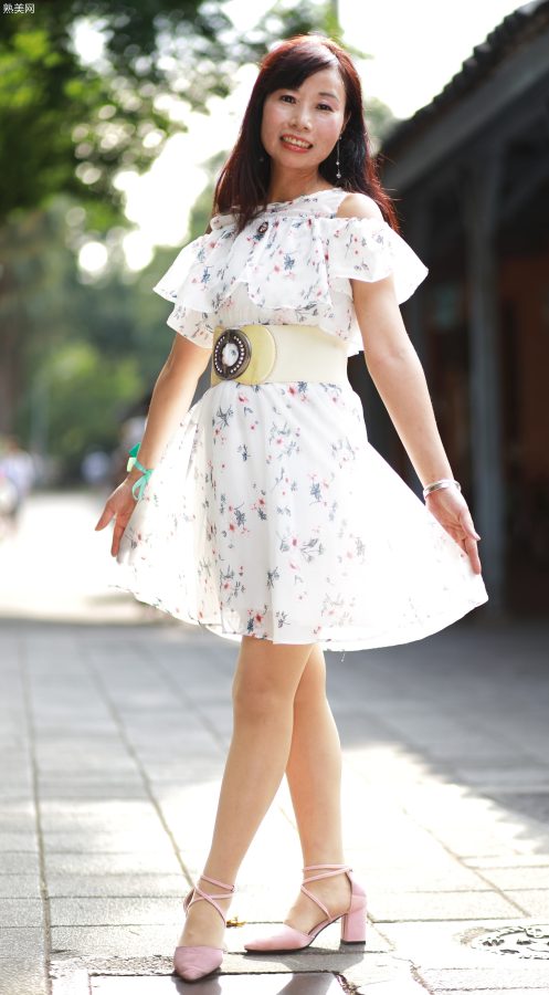 穿肉色袜的两姐妹一起出门拍照[第56张/共98张]