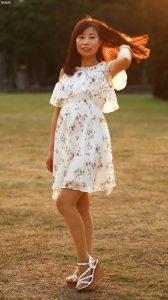 穿肉色袜的两姐妹一起出门拍照