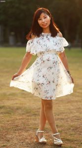 穿肉色袜的两姐妹一起出门拍照