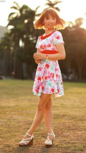 穿肉色袜的两姐妹一起出门拍照