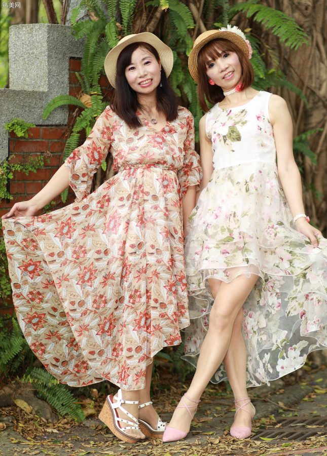 穿肉色袜的两姐妹一起出门拍照[第1张/共98张]