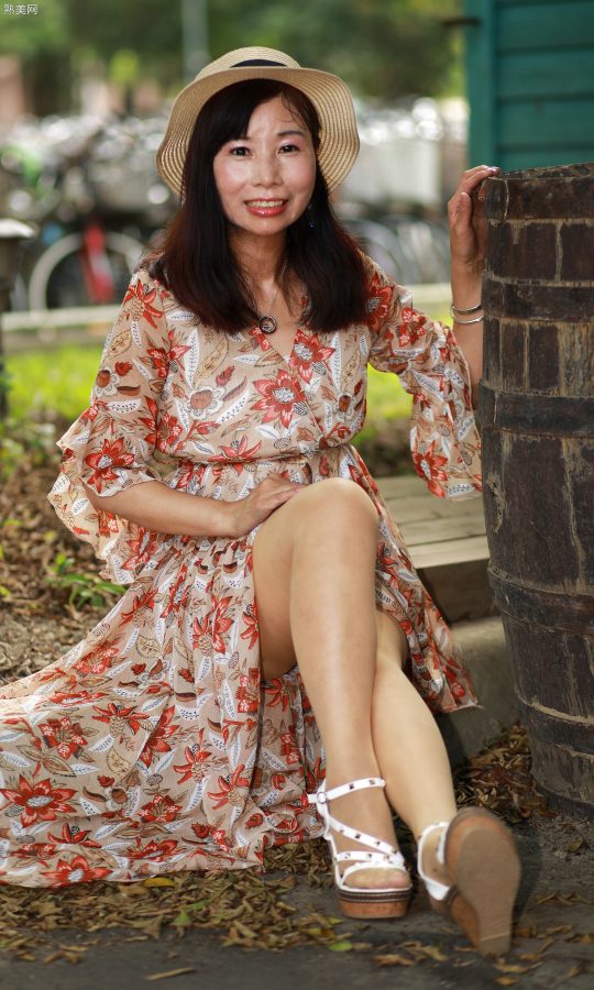 穿肉色袜的两姐妹一起出门拍照[第11张/共98张]