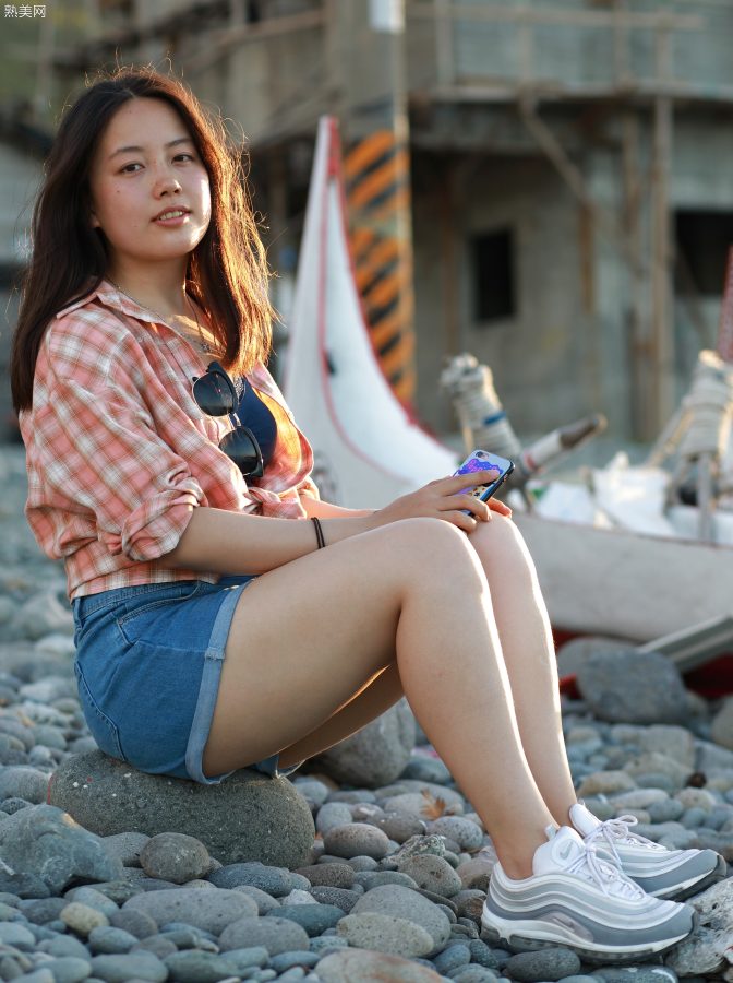 小姐姐真实生活照，穿牛仔热裤秀白腿，脱上衣秀出类似bra[第14张/共26张]