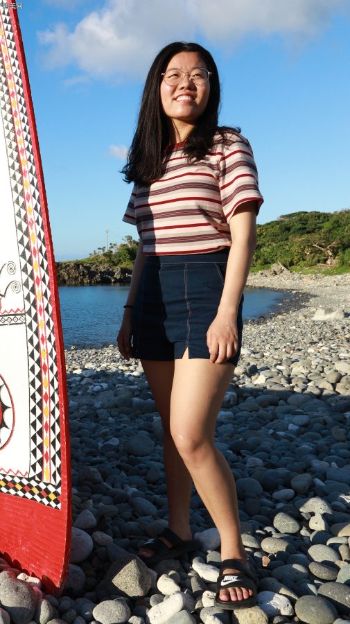 小姐姐真实生活照，穿牛仔热裤秀白腿，脱上衣秀出类似bra[第3张/共26张]