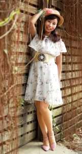 穿肉色袜的两姐妹一起出门拍照