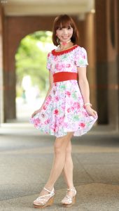 穿肉色袜的两姐妹一起出门拍照