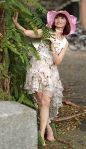 穿肉色袜的两姐妹一起出门拍照