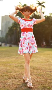 穿肉色袜的两姐妹一起出门拍照