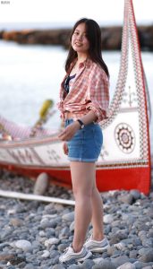 小姐姐真实生活照，穿牛仔热裤秀白腿，脱上衣秀出类似bra