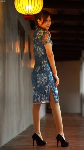 穿旗袍肉丝高跟的成熟大姐爱拍照