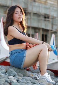 小姐姐真实生活照，穿牛仔热裤秀白腿，脱上衣秀出类似bra