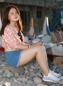 小姐姐真实生活照，穿牛仔热裤秀白腿，脱上衣秀出类似bra