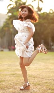 穿肉色袜的两姐妹一起出门拍照